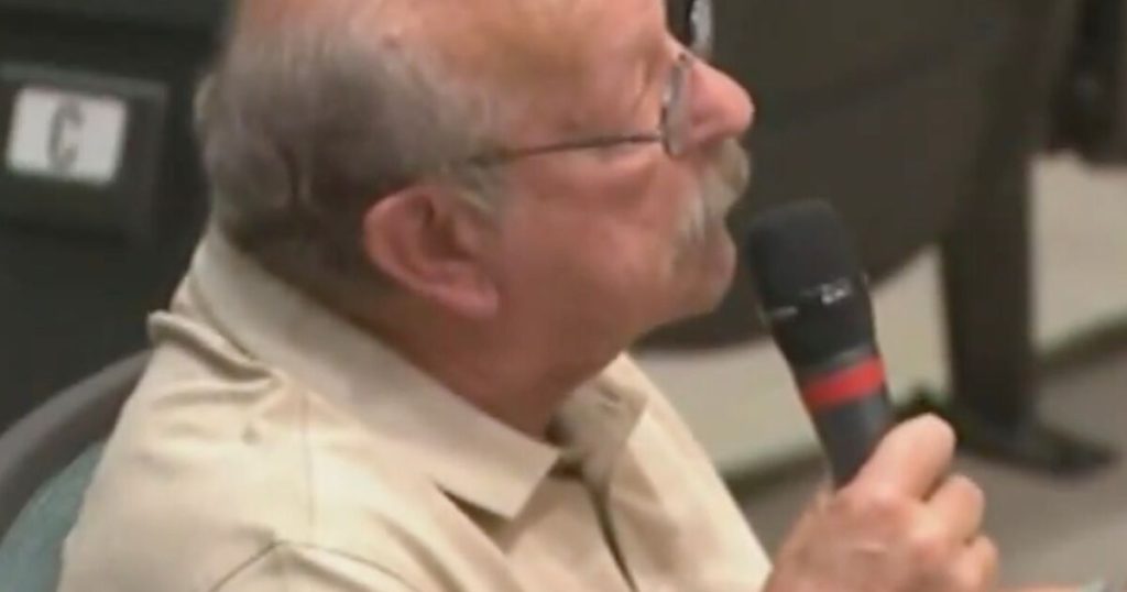El constituyente enfurecido cuenta con el representante del Partido Republicano mientras la multitud aplaude: "Saca la cabeza del trasero de Trump"