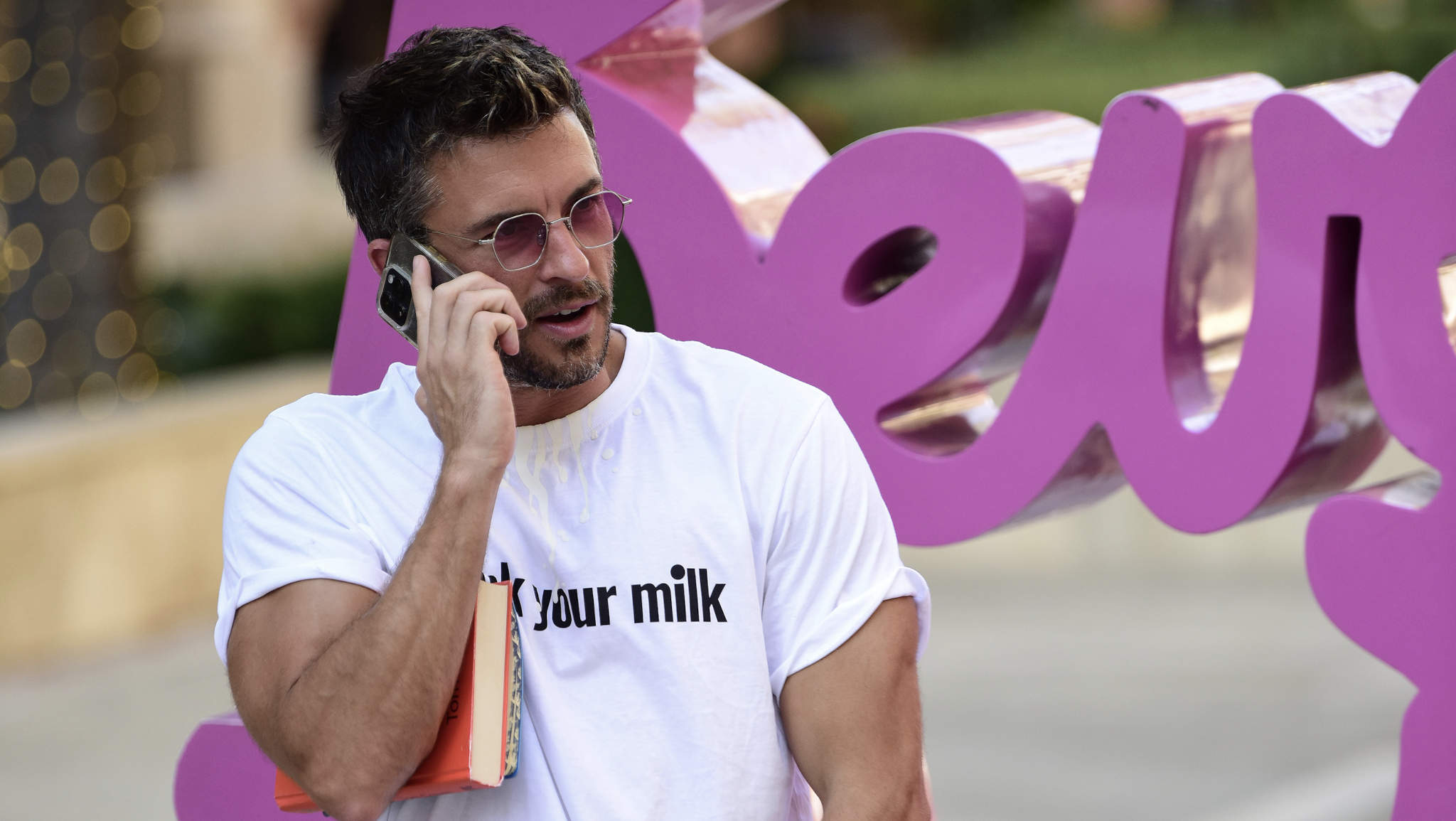 El elenco 'malvado' ayuda a Jonathan Bailey a traer de vuelta sus 'gafas pequeñas putas' virales para la caridad