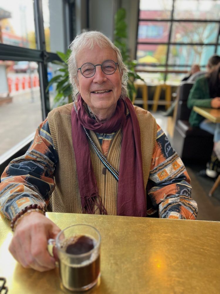 Jim Morris en una cafetería