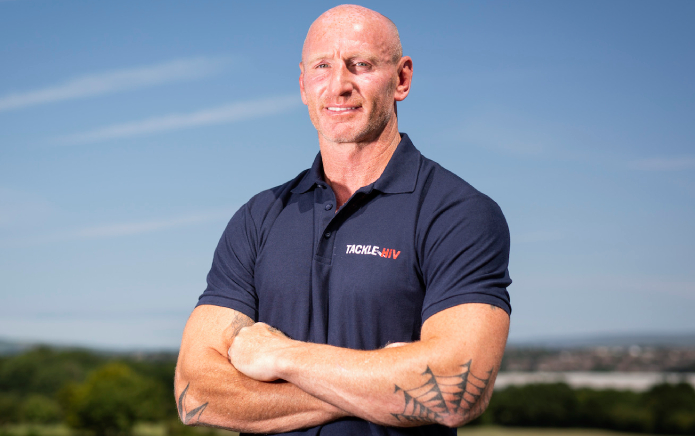 Gareth Thomas dice que fue llamado "extendido del SIDA" y se escupió mientras discutía el estigma del VIH