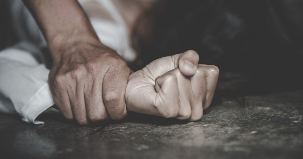 La mujer trans se enfrenta al hombre que la violó en la audiencia de sentencia. Se va por mucho tiempo.