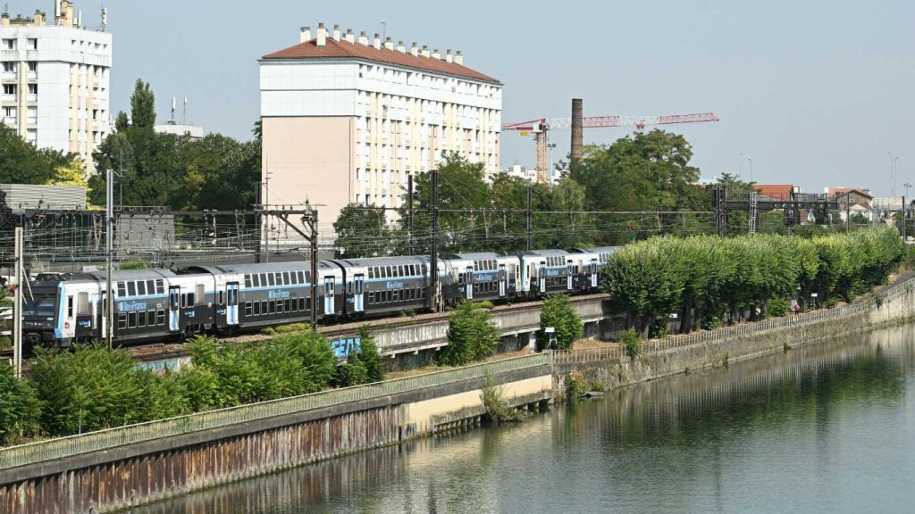 This photograph taken in Choisy-le-Roi, on the outskirts of Paris, on 14 August, 2025 shows the Seine river where firefighters were called to pulled out four men
