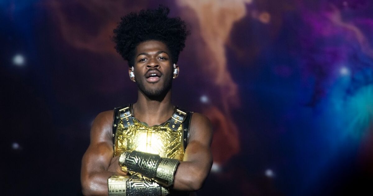 Lil Nas X arrestado y hospitalizado después de pavonearse las calles nocturnas de Los Ángeles en informes y botas