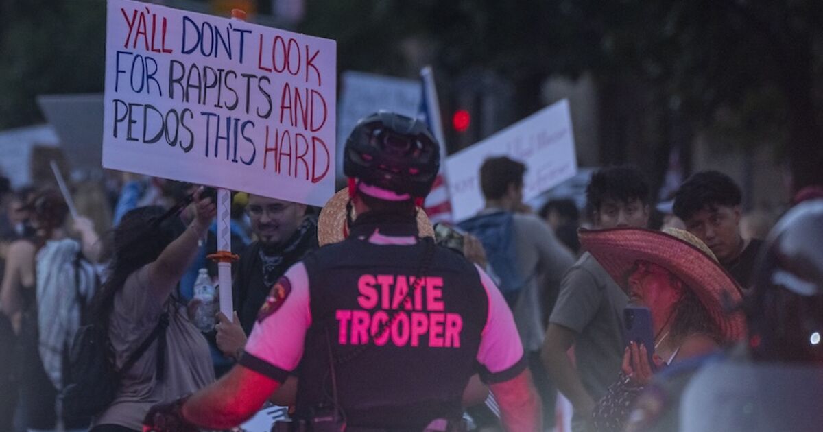Los demócratas de Texas "arrastran" a los soldados estatales a Dallas Gay Bar en medio de la pelea de redistribución de distritos