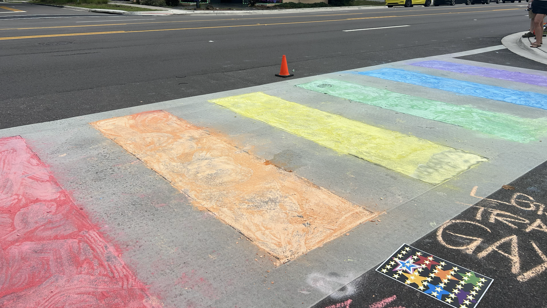 Los residentes de Orlando repintan Pulse Nightclub Rainbow Croswalk después de que la extracción del estado despierta indignación