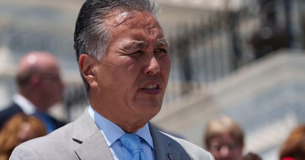 Mark Takano compara "Alligator Alcatraz" con los campamentos de la Segunda Guerra Mundial en los que sus padres fueron forzados