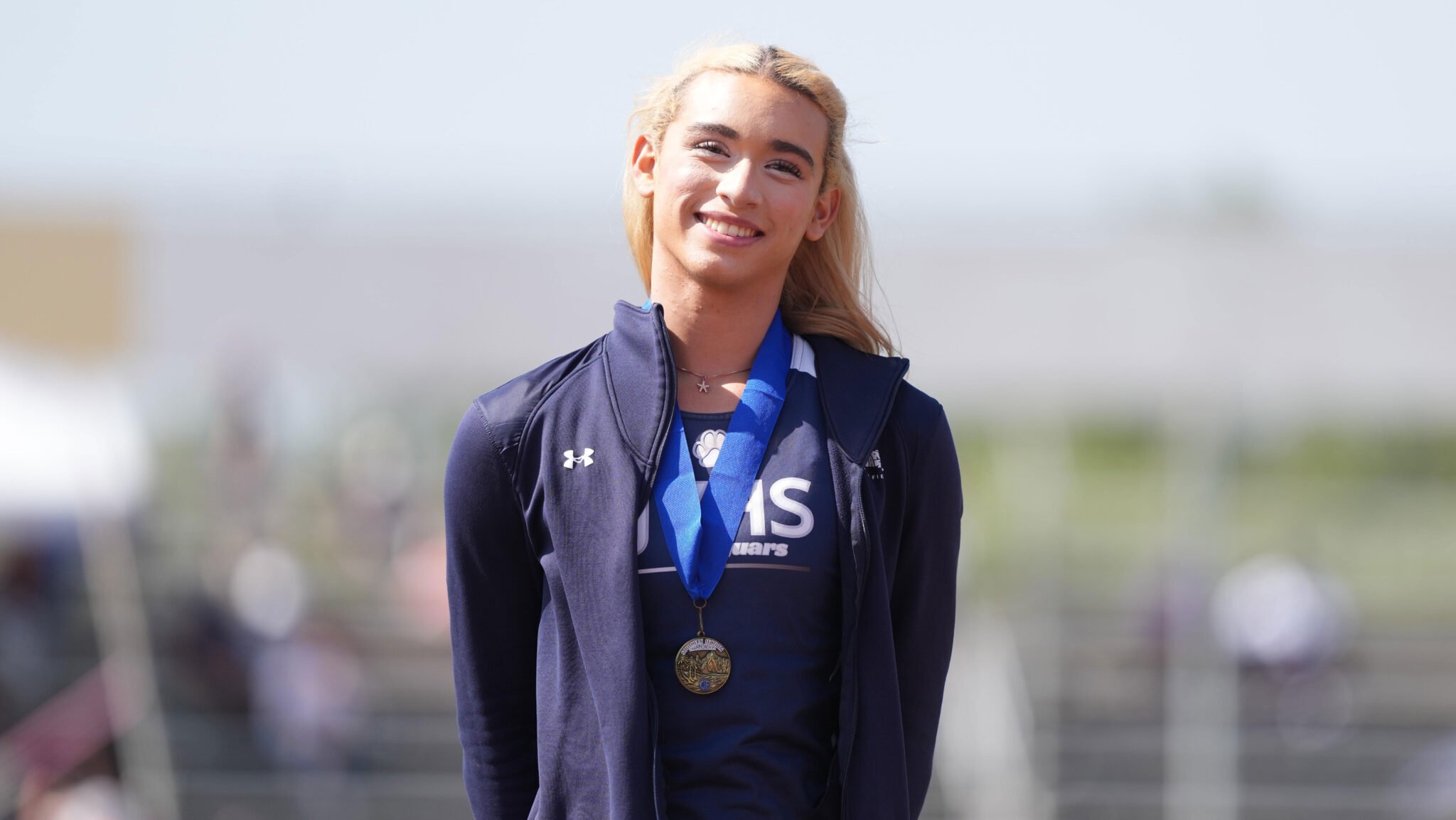 Más equipos de voleibol de la escuela secundaria de California están perdiendo juegos sobre un jugador trans en una escuela