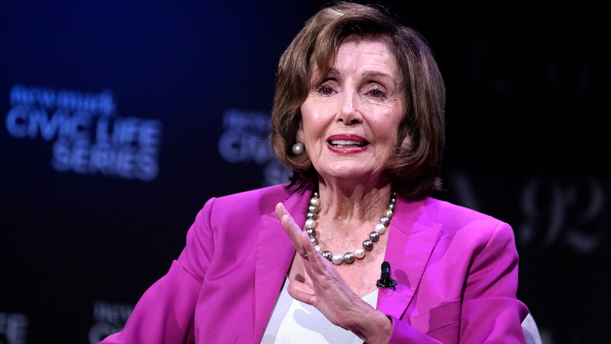Nancy Pelosi respalda las protecciones nacionales para los jóvenes trans en medio de las prohibiciones de atención de afirmación de género