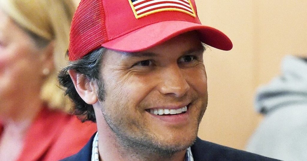 Pete Hegseth aparece en el podcast del pastor que pidió asesinato de aliados transgénero