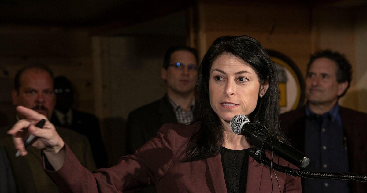 Problemas del Fiscal General Strark Advertencia al hospital "cobarde" que elimina la atención médica trans