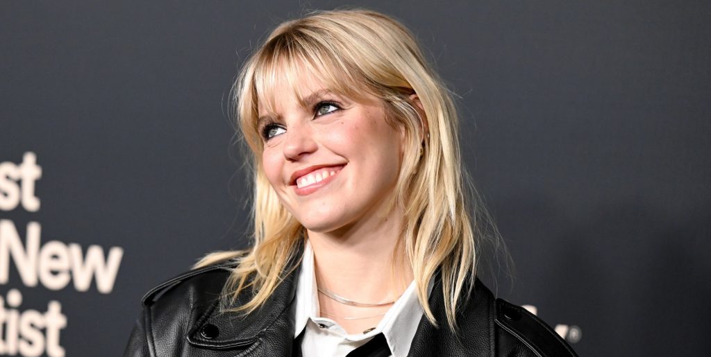 Reneé Rapp quiere que la novia Towa Bird 'arruine su vida' en la nueva canción 'Shy'