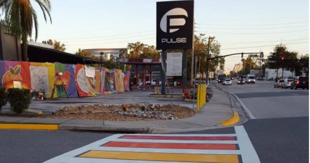 Ron DeSantis pinta sobre Pulse Memorial Rainbow Croswalk en la noche de la noche