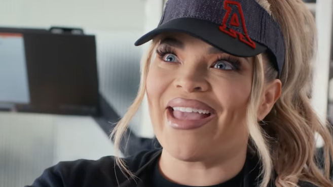 Trisha Paytas justo por encima de la cima se falsificó hilarantemente en un anuncio de Campy New Arby