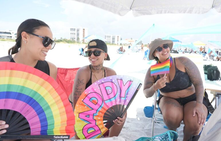 Sierra Bravo, Sandy Benton y Jess Tabras. Celebrando abiertamente, con orgullo y amor, la fiesta de playa de Big Gay Weekend se hizo cargo de North Lido Beach el sábado 2 de agosto de 2025, reuniendo a locales LGBTQ+, aliados y visitantes para un día inolvidable de sol, surf y orgullo.