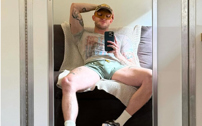 ¡Sostra tus caballos! Orville Peck deja poco a la imaginación en su nueva trampa de sed