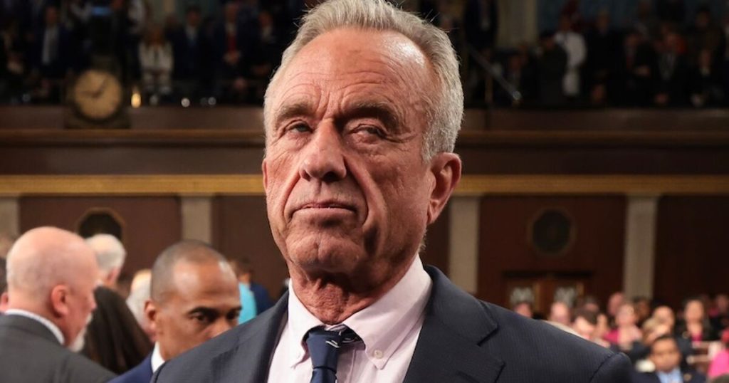 16 estados demandan a RFK Jr. sobre las amenazas de financiación para los programas de educación sexual que existen personas trans trans