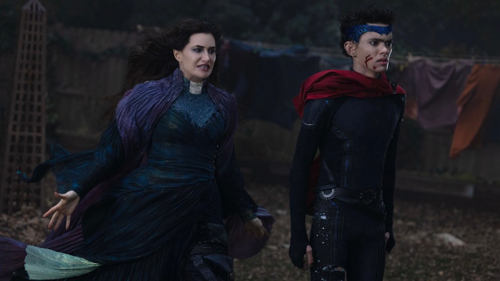 Agatha Harkness (Kathryn Hahn) y Billy Maximoff (Joe Locke) en Agatha todo el tiempo.
