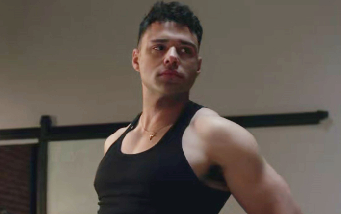 Rafael L. Silva exuda intensidad en una sorprendente sesión de fotos sin camisa