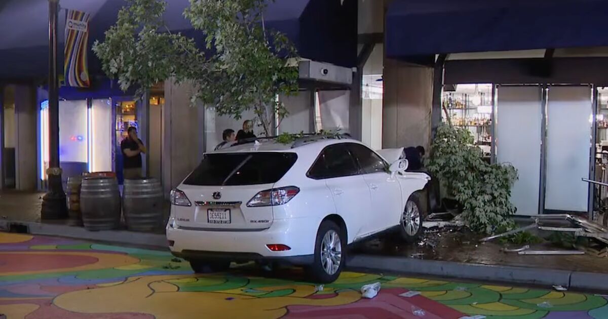 Gay Bars dijo que estaba demasiado borracho para entrar. Intentó chocar su auto en ellos.