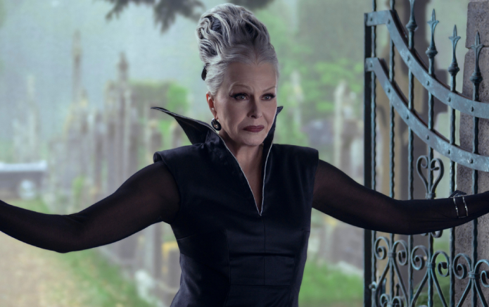 Joanna Lumley dice que el 'mundo sería aburrido' si los actores heterosexuales no pueden desempeñar papeles queer