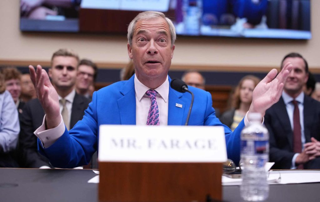 El congresista estadounidense llama a Nigel Farage un 'sycófante de Trump amante de Putin', a su cara