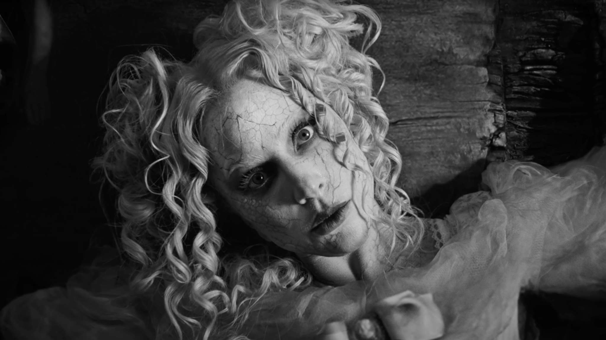 Ver a Lady Gaga convertirse en una muñeca embrujada en el video 'The Dead Dance' dirigido por Tim Burton