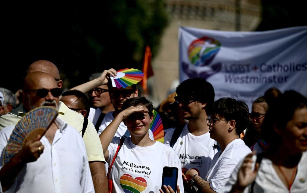 La peregrinación LGBTQ+ Jubilee ve a la pareja de lesbianas y su hija pasan por la puerta santa del Vaticano