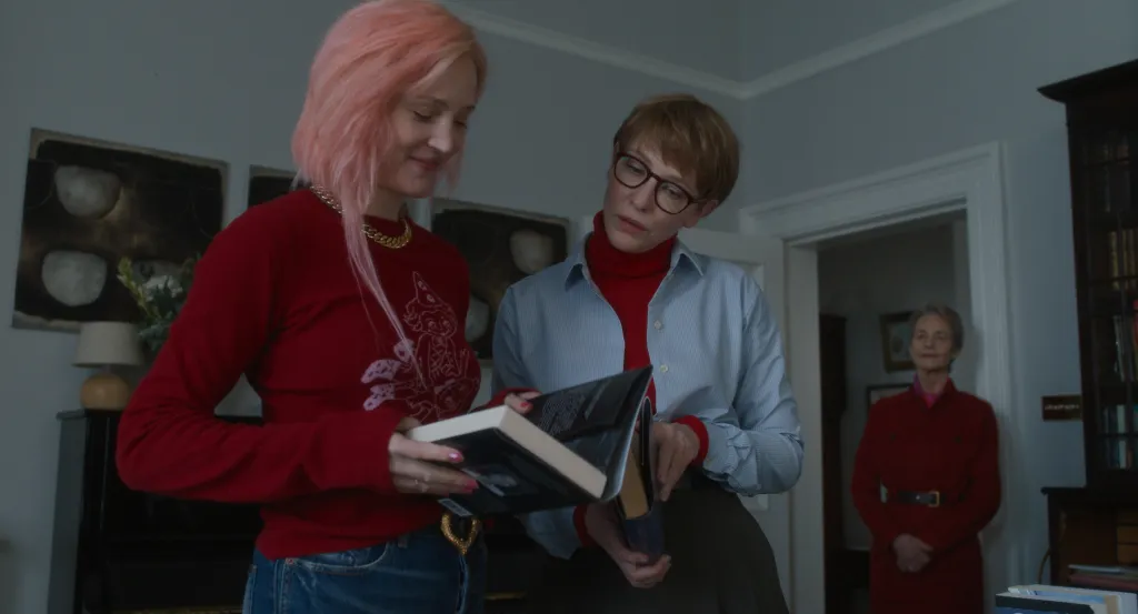 Padre Madre Hermana Hermana todavía: Vicky Krieps y Cate Blanchett miran un libro.