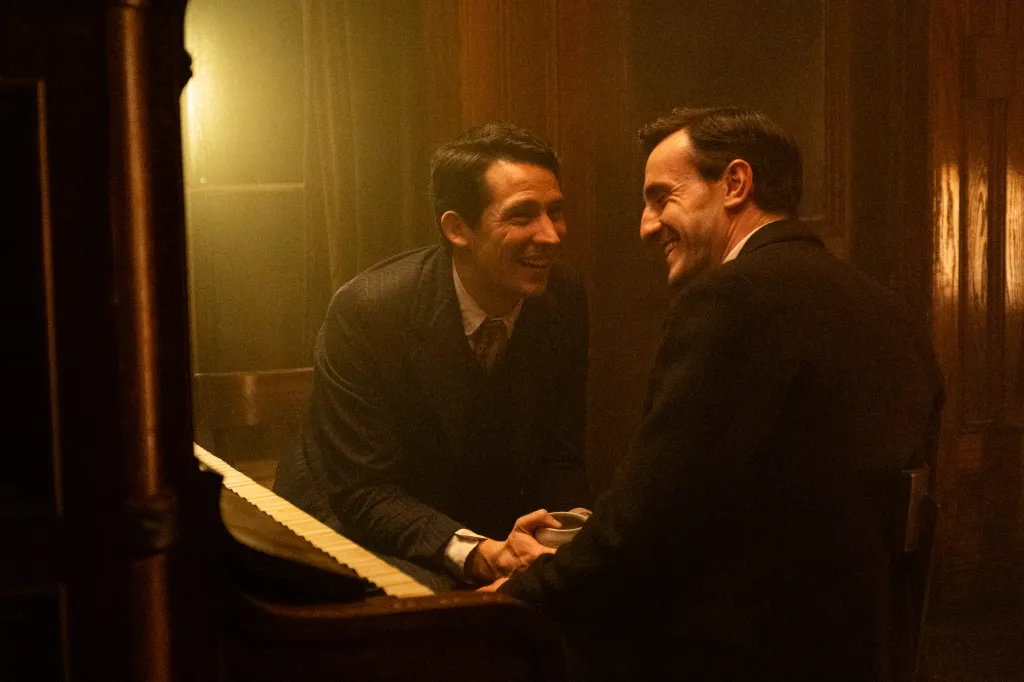 L a R: Josh O'Connor es David y Paul Mescal es Lionel en la historia del sonido, dirigida por Oliver Hermanus.