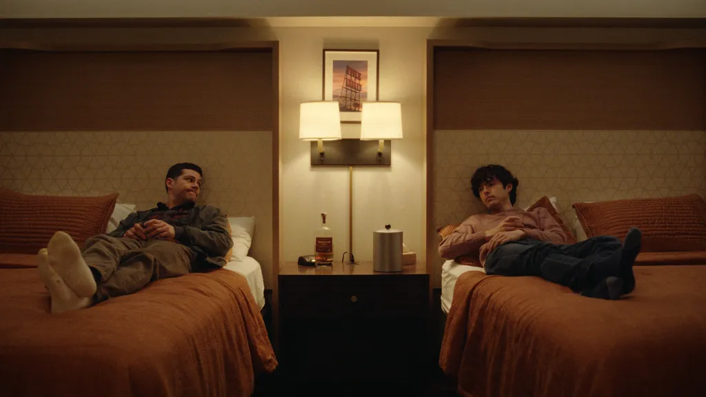Twinless Still: Dylan O'Brien y James Sweeney. acostado en camas opuestas.