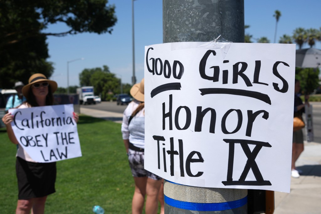 Los jugadores de voleibol de la escuela secundaria de California Girls 'la demanda de archivos sobre su compañero de equipo transgénero