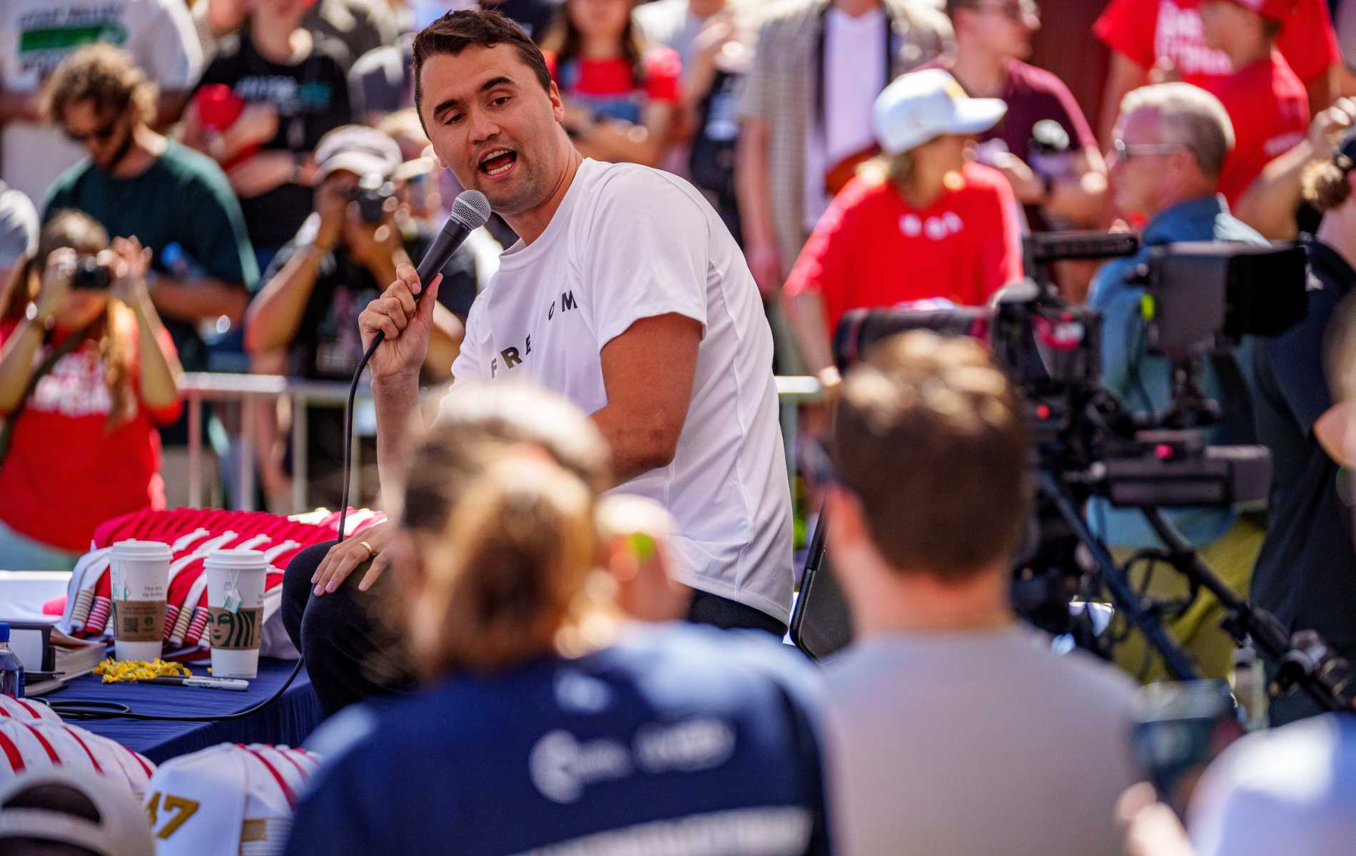 Charlie Kirk estaba discutiendo los momentos de conspiración de los 'tiradores trans' antes de ser disparado