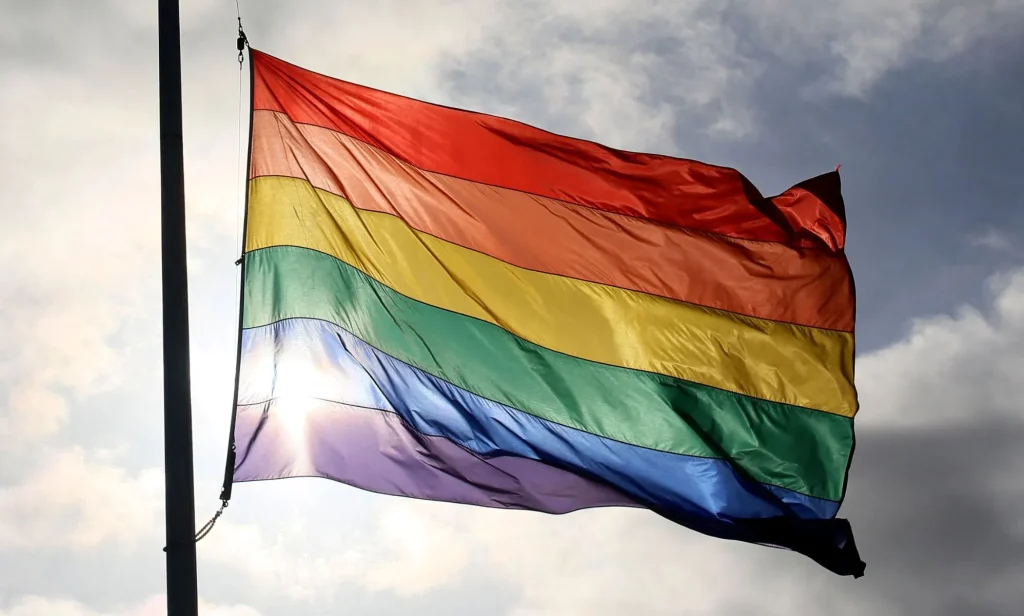 West Hollywood se estremeció por las banderas de Flying Pride a Half-Mast en honor a Charlie Kirk