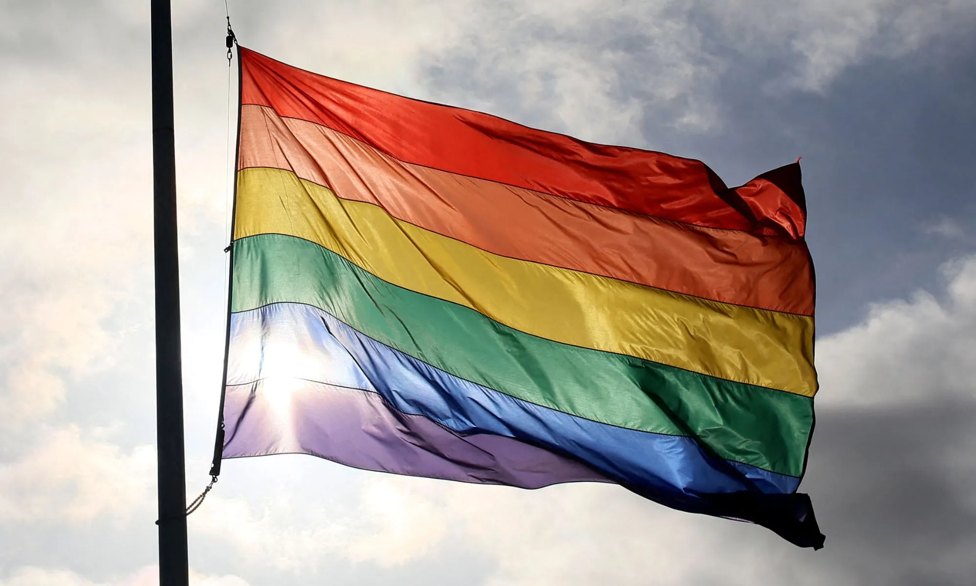 West Hollywood se estremeció por las banderas de Flying Pride a Half-Mast en honor a Charlie Kirk