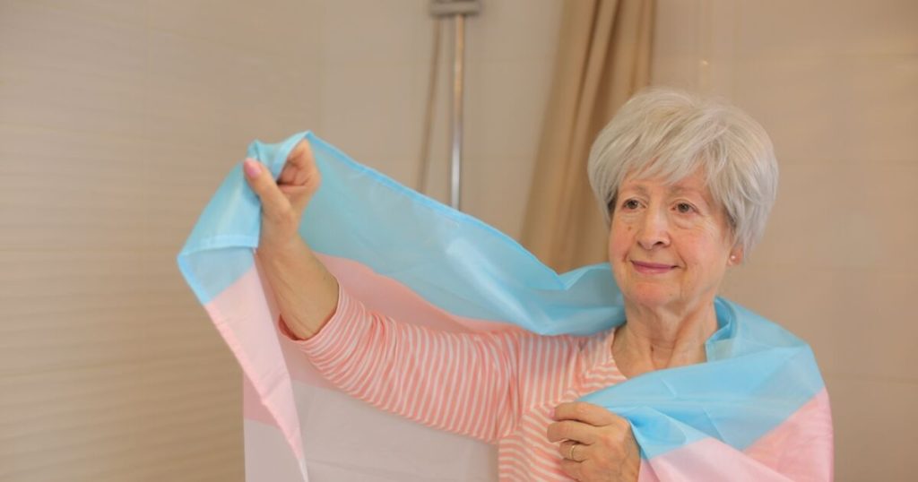 La transición a los 72 años me liberó. Pero todavía lucho después de décadas de esconderse de mi esposa.