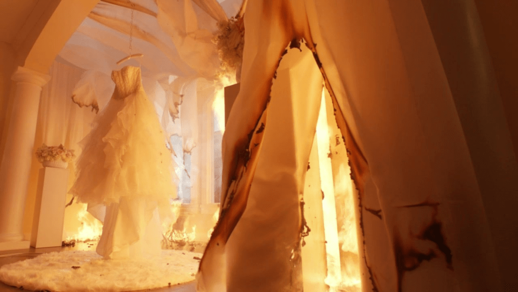 Un vestido de novia y una habitación en llamas.