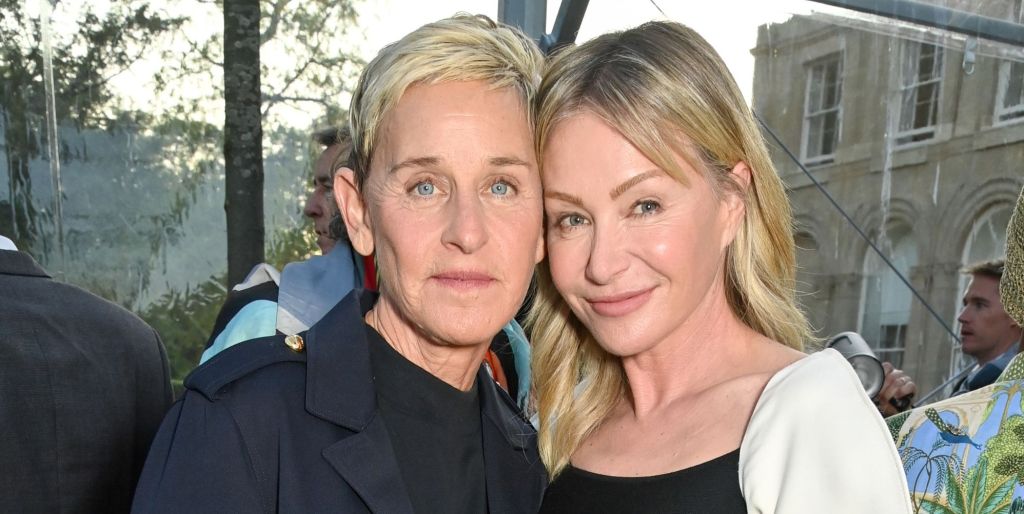 Ellen DeGeneres y Portia de Rossi son y posan juntos en 2023.