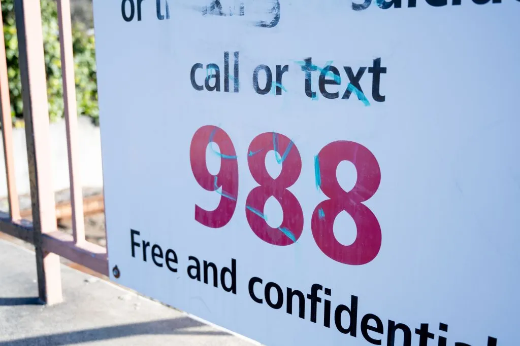 Los senadores republicanos y demócratas unen fuerzas en el intento de restaurar la línea directa de suicidio LGBTQ+ juvenil