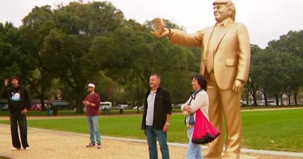 Estatua de oro de 12 pies de Donald Trump erigida en DC: "Recuerda que Dios mató a la gente por hacer esto"