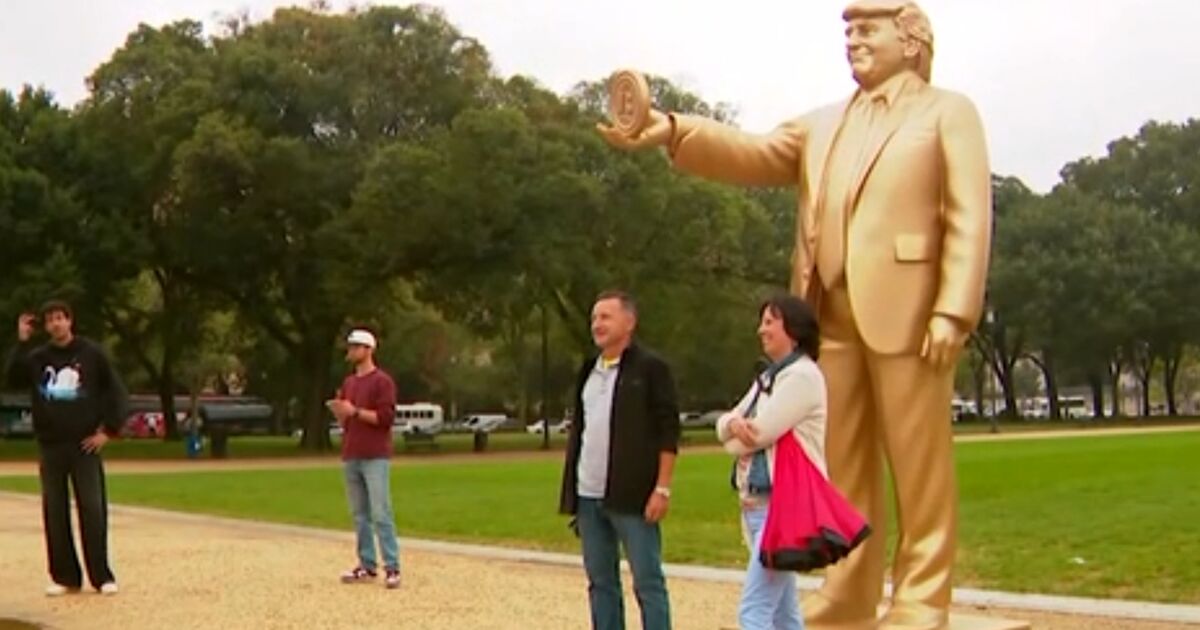 Estatua de oro de 12 pies de Donald Trump erigida en DC: "Recuerda que Dios mató a la gente por hacer esto"