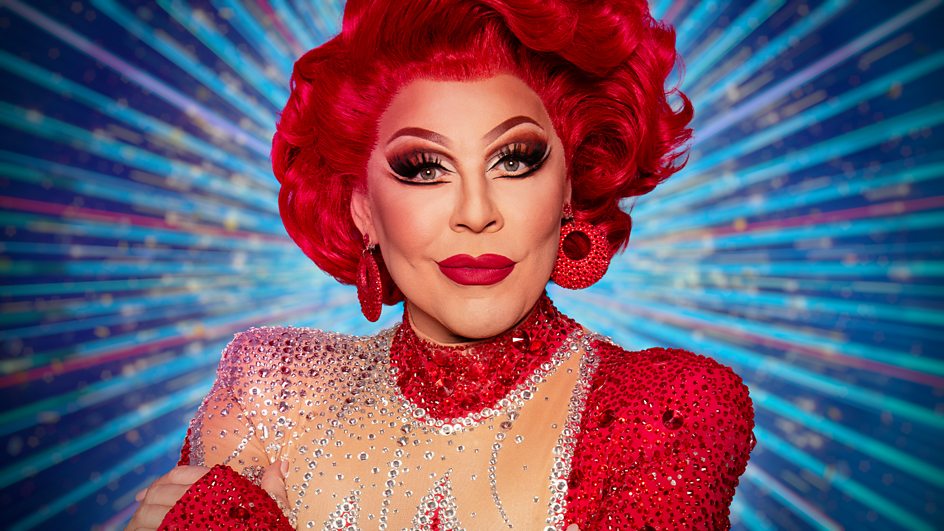 La Voix con cabello rojo y orejas y vestidos de lentejuelas rojas