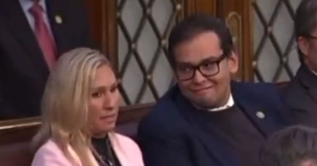 Marjorie Taylor Greene exige perdón para George Santos: ¡se ve obligado a beber agua del grifo!
