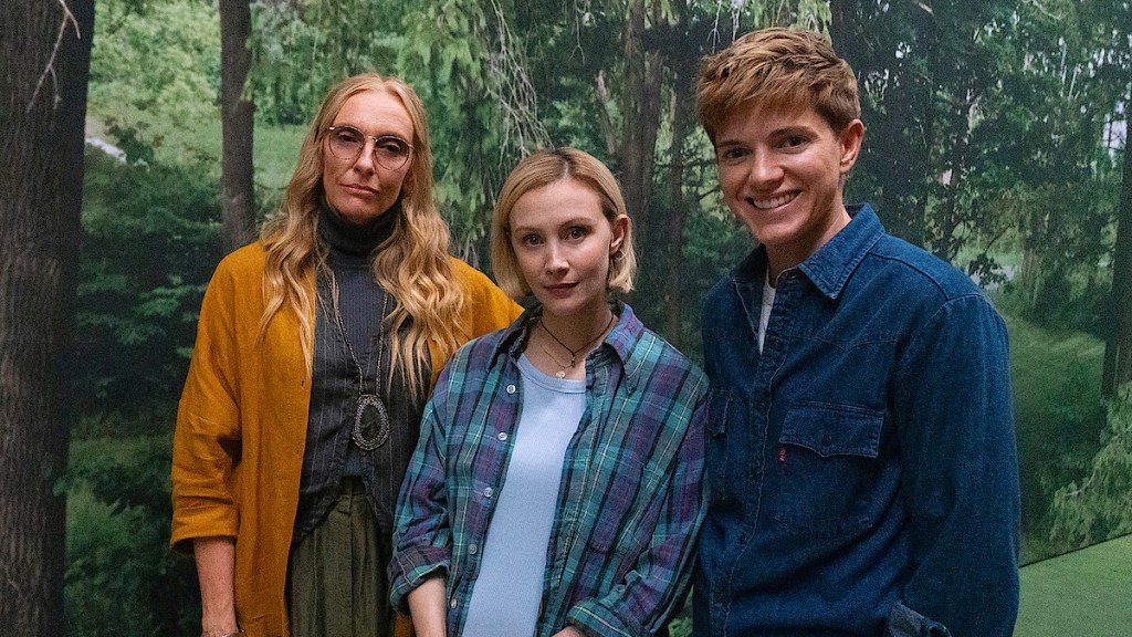 Toni Collette, Sarah Gadon y Mae Martin en Wayward