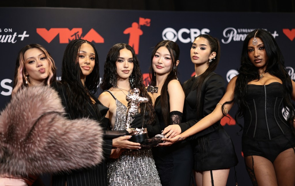 Megan Skiendiel, Manon Bannerman, Daniela Avanzini, Yoonchae Jeong, Sophia Lafortza y Lara Raj de Katseye.
