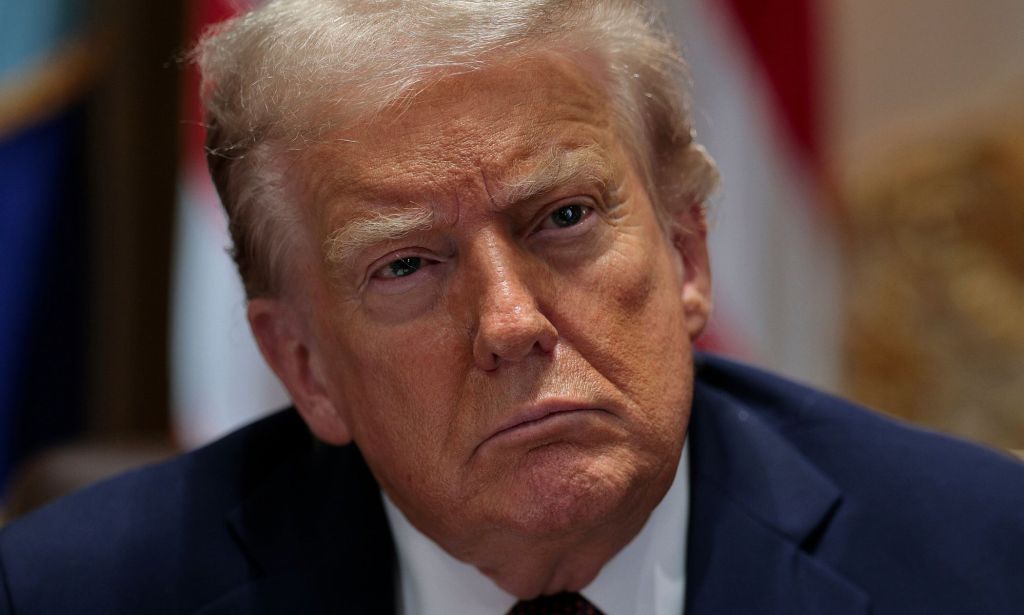 Donald Trump, en la foto inclinándose la cabeza.