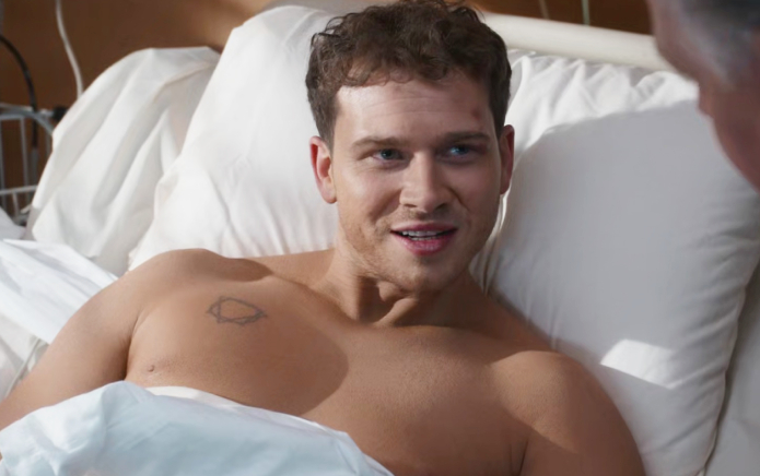 La estrella de 9-1-1, Oliver Stark, rinde homenaje a Buck en honor al Día de la Visibilidad de BI