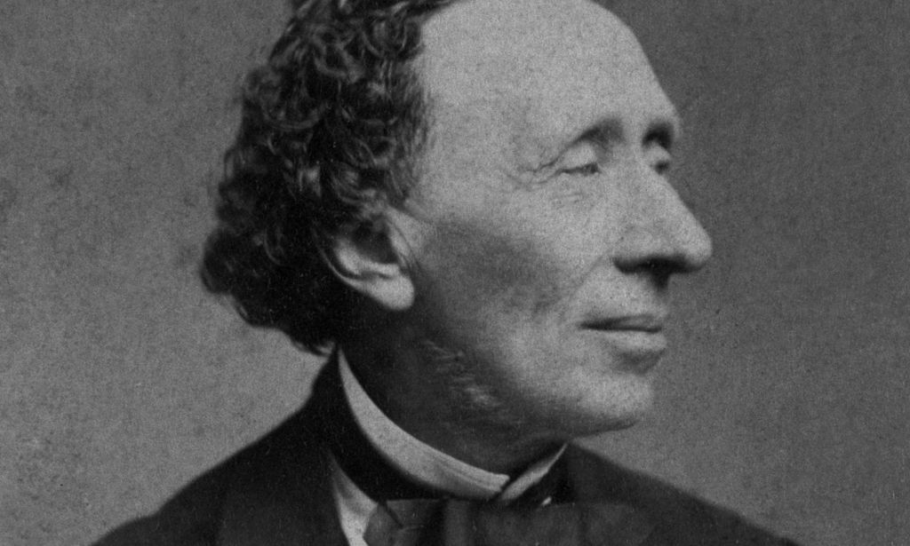 Una fotografía en blanco y negro del autor danés Hans Christian Andersen con una camisa blanca y ropa oscura mientras posa para la cámara