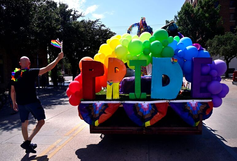 Un flotador avanza por Pine Street durante el Festival del Orgullo Abilene el sábado 20 de septiembre de 2025. El evento comenzó con un desfile y luego se mudó al centro de convenciones para un espectáculo de vendedores y presentaciones de arrastre.