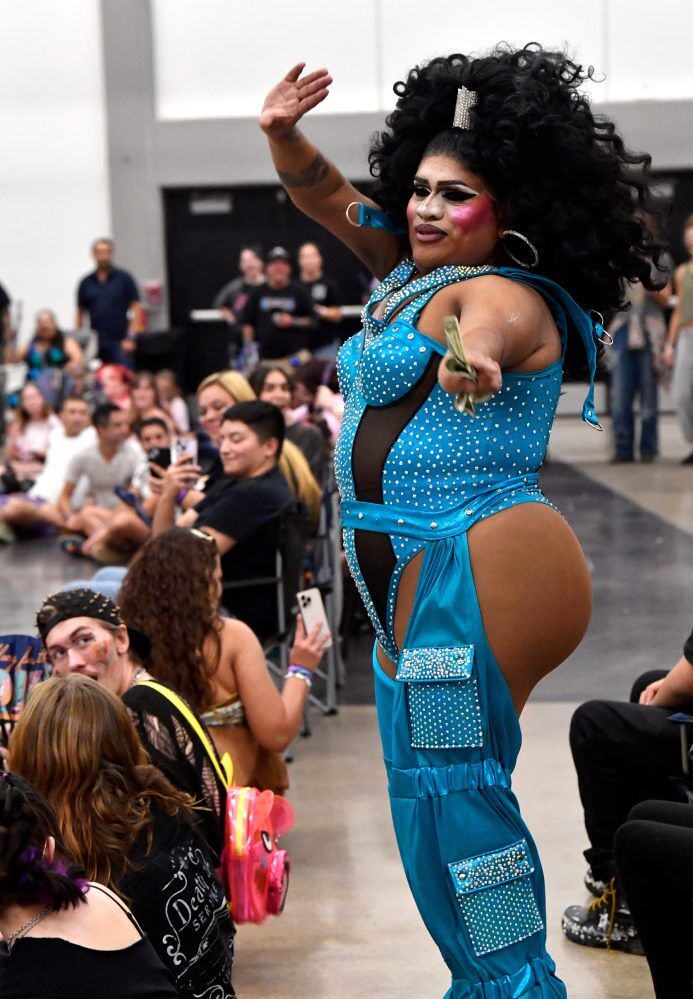 La artista de arrastre Redd Roulette entretiene a la multitud durante el show de drag Star de West Texas en el Centro de Convenciones de Abilene el sábado 20 de septiembre de 2025. El Festival del Orgullo Abilene presentó un desfile y un espectáculo de proveedores más temprano en el día y terminó con un espectáculo de drag de drag en la noche.
