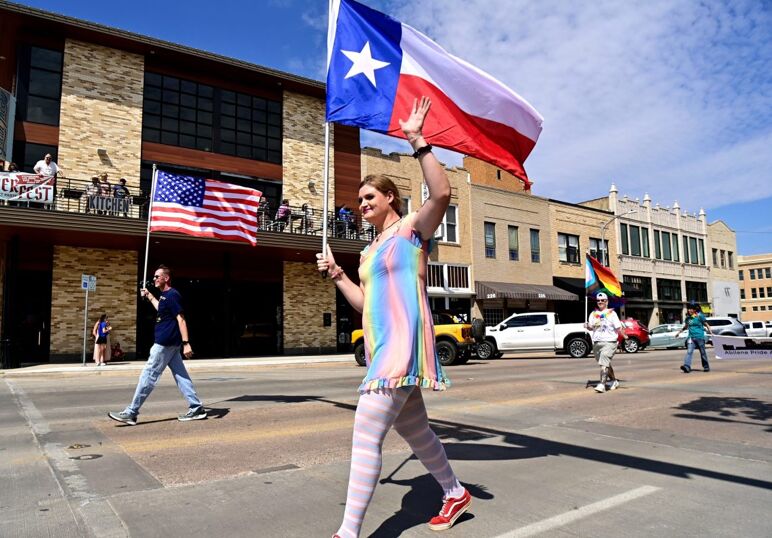 Los participantes lideran el desfile por la calle Pine durante el Festival del Orgullo Abilene el sábado 20 de septiembre de 2025. El evento comenzó con el desfile y luego se mudó al centro de convenciones para un espectáculo de proveedores y actuaciones de arrastre.